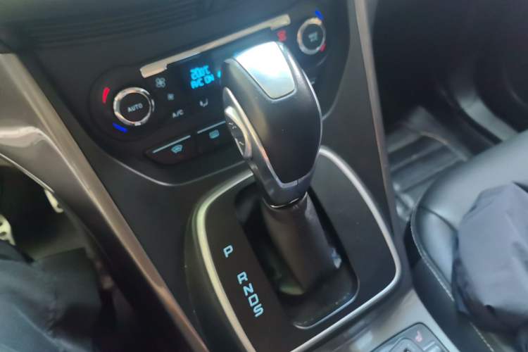 Used Ford Kuga 2015 2.0L GTDi Four-Wheel Drive Prestige Model Gear Lever