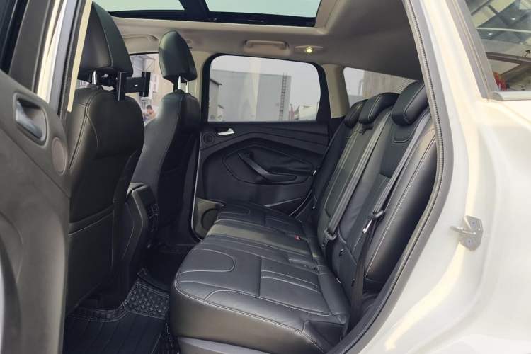 Used Ford Kuga 2015 2.0L GTDi Four-Wheel-Drive Sport Model Interior 10