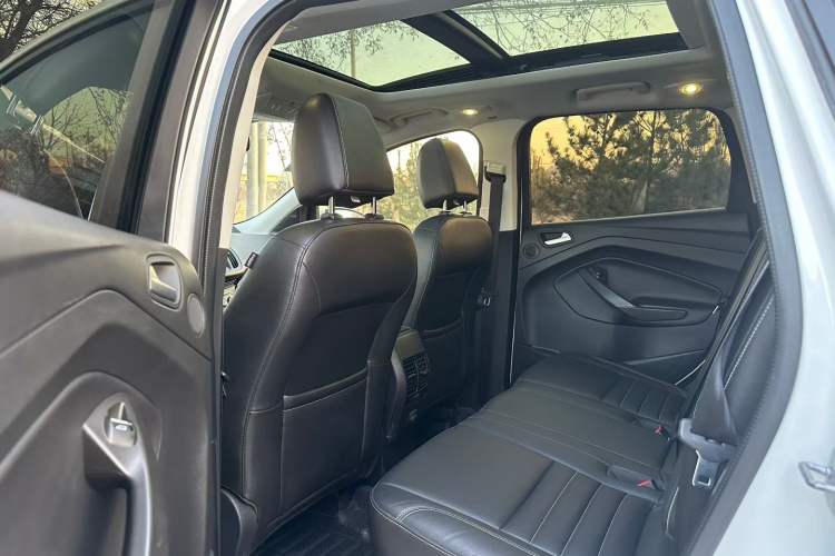 Used Ford Kuga 2015 2.0L GTDi Four-Wheel Drive Elite Model Interior 2