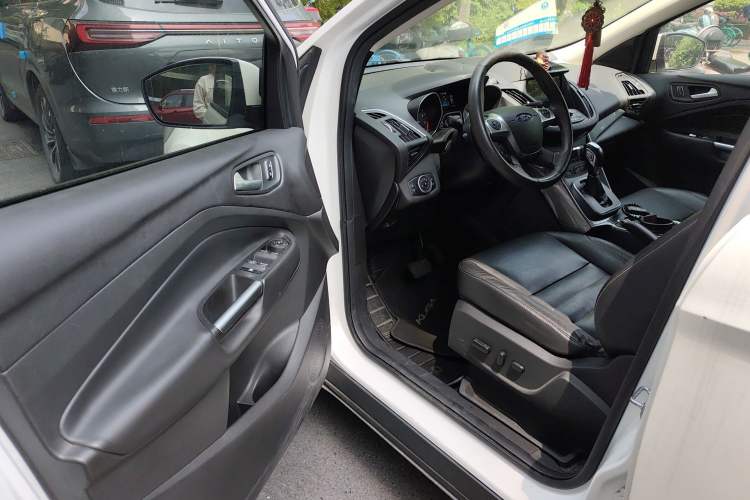 Used Ford Kuga 2015 2.0L GTDi Four-Wheel Drive Elite Model Interior 3
