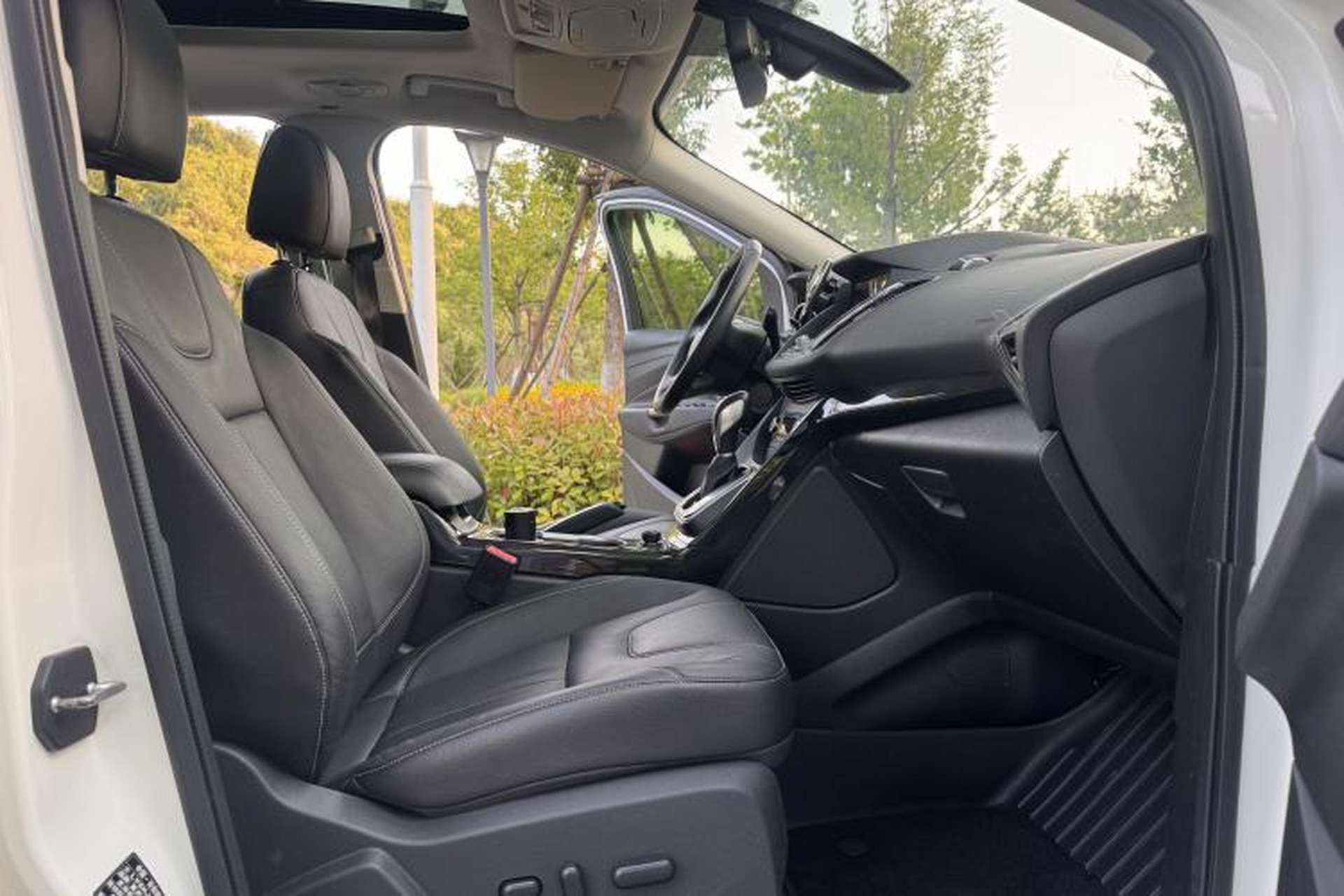 Used Ford Kuga 2015 2.0L GTDi Four-Wheel-Drive Sport Model Interior 4