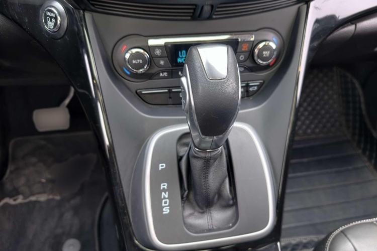 Used Ford Kuga 2015 2.0L GTDi Four-Wheel-Drive Sport Model Interior 6