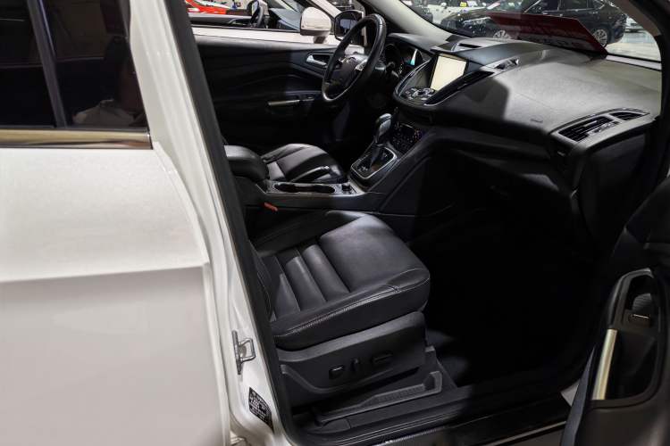 Used Ford Kuga 2015 2.0L GTDi Four-Wheel Drive Prestige Model Interior 6