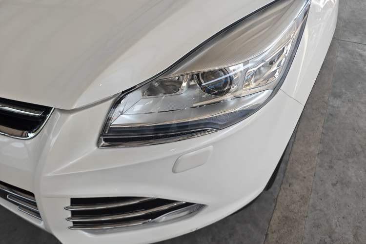 Used Ford Kuga 2015 2.0L GTDi Four-Wheel-Drive Sport Model Left Front Headlight