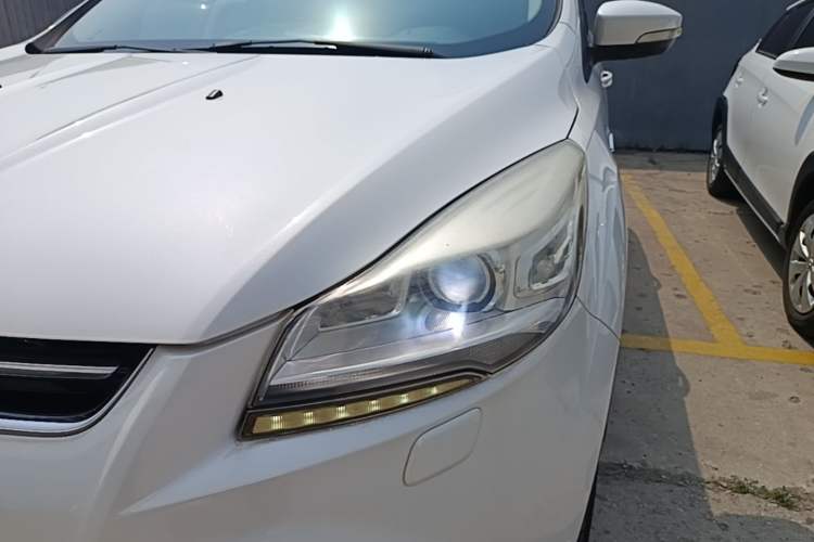 Used Ford Kuga 2015 2.0L GTDi Four-Wheel-Drive Sport Model Left Front Headlight
