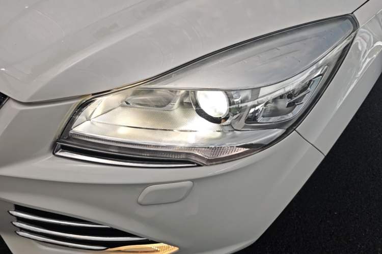 Used Ford Kuga 2015 2.0L GTDi Four-Wheel-Drive Sport Model Left Front Headlight