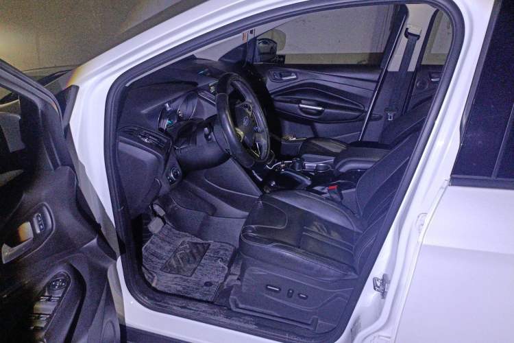 Used Ford Kuga 2015 2.0L GTDi Four-Wheel-Drive Sport Model Left Front Seat