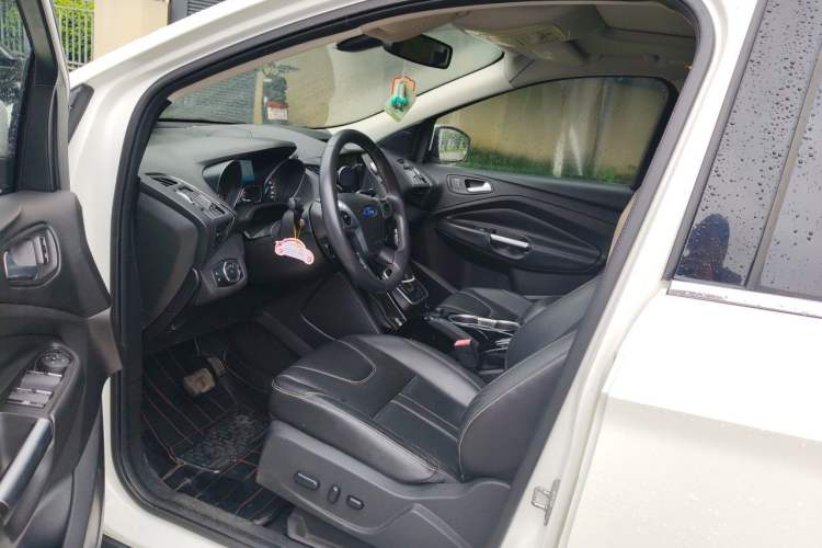 Used Ford Kuga 2015 2.0L GTDi Four-Wheel-Drive Sport Model Left Front Seat