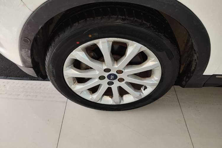 Used Ford Kuga 2015 2.0L GTDi Four-Wheel Drive Prestige Model Left Front Wheel Hub