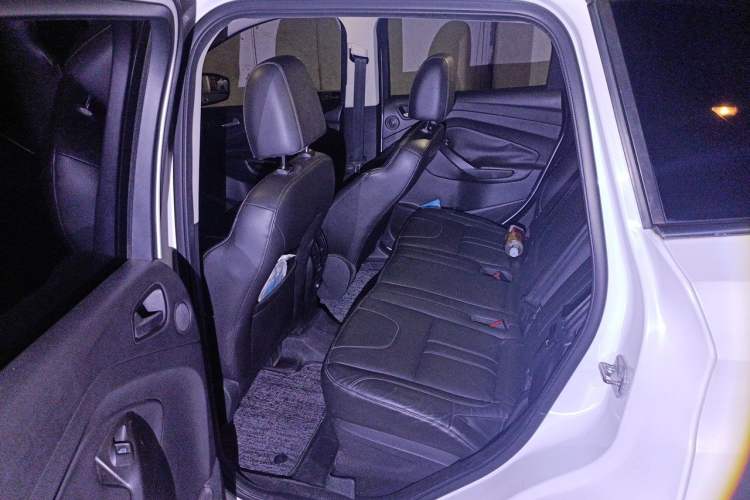 Used Ford Kuga 2015 2.0L GTDi Four-Wheel-Drive Sport Model Left Rear Seat