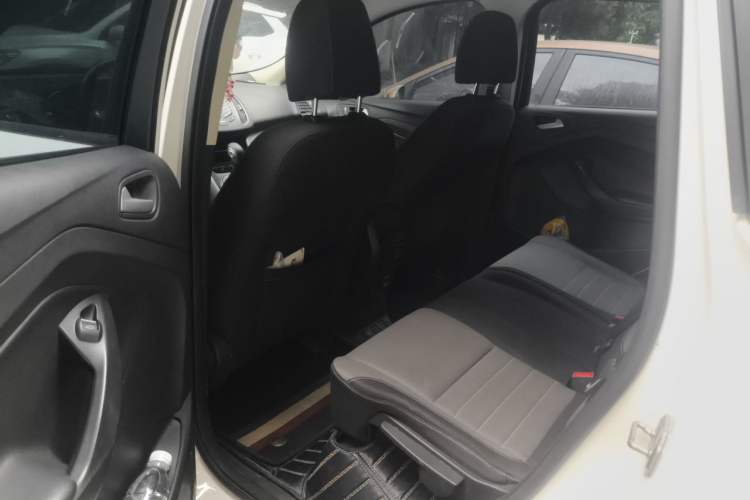 Used Ford Kuga 2015 1.5L GTDi Two-Wheel-Drive Comfort Model Left Rear Seat