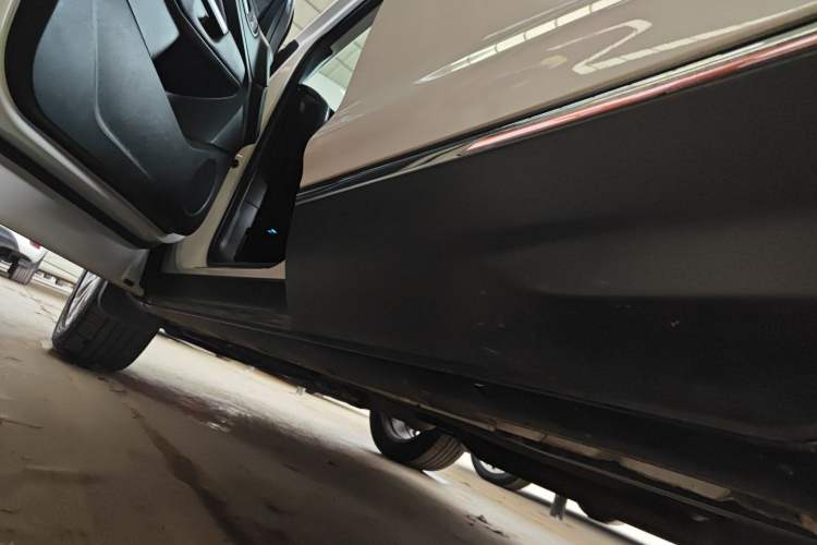 Used Ford Kuga 2015 2.0L GTDi Four-Wheel Drive Prestige Model Left Side Sill