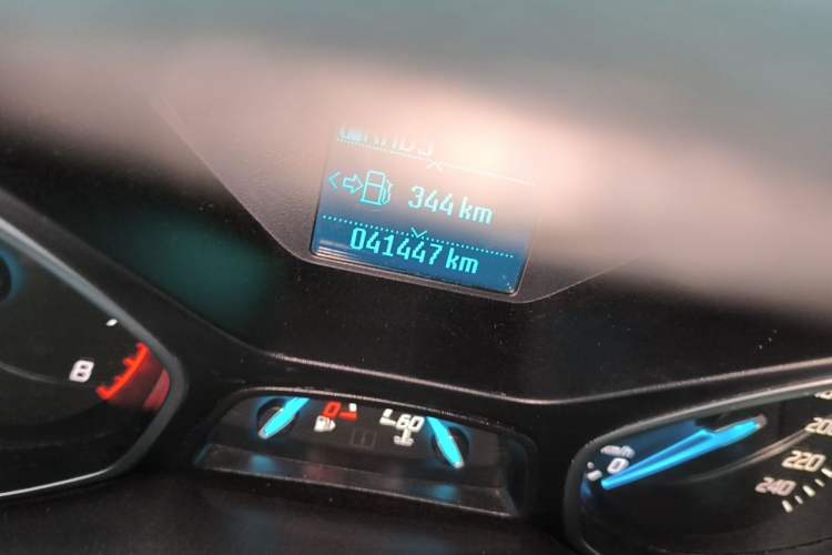 Used Ford Kuga 2015 1.5L GTDi Two-Wheel-Drive Comfort Model Odometer Close Up