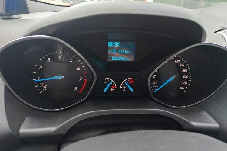 Used Ford Kuga 2015 1.5L GTDi Two-Wheel-Drive Comfort Model Odometer Close Up