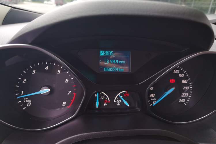 Used Ford Kuga 2015 1.5L GTDi Two-Wheel-Drive Comfort Model Odometer Close Up