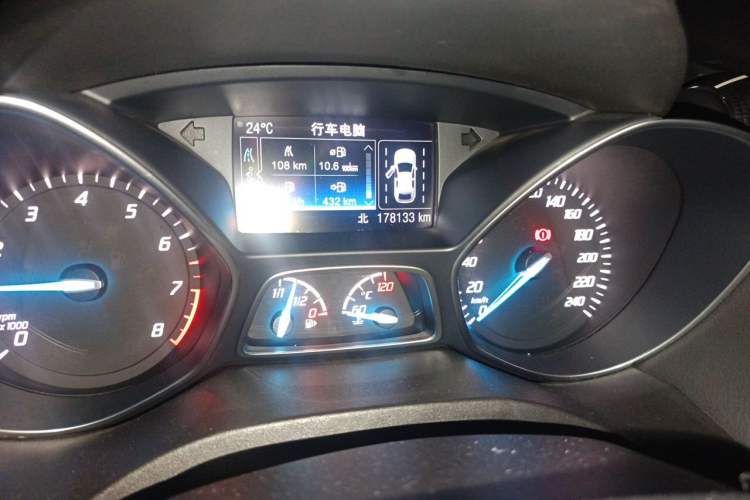 Used Ford Kuga 2015 2.0L GTDi Four-Wheel Drive Prestige Model Odometer Close Up
