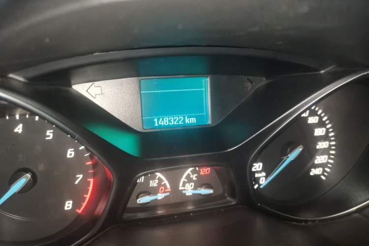 Used Ford Kuga 2015 1.5L GTDi Two-Wheel-Drive Comfort Model Odometer Close Up