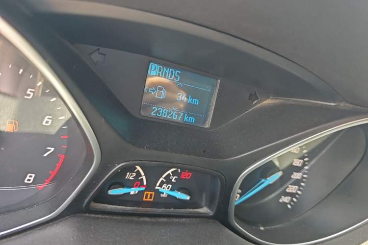 Used Ford Kuga 2015 1.5L GTDi Two-Wheel-Drive Comfort Model Odometer Close Up