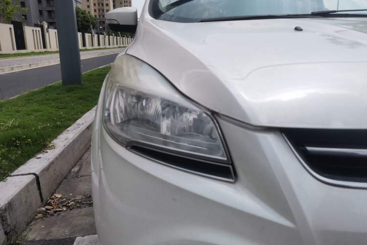Used Ford Kuga 2015 2.0L GTDi Four-Wheel Drive Elite Model Right Front Headlight