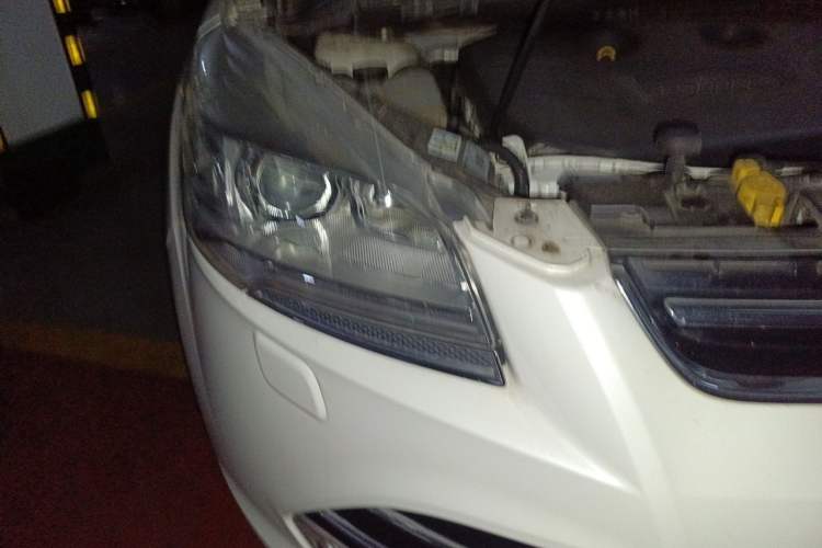 Used Ford Kuga 2015 2.0L GTDi Four-Wheel-Drive Sport Model Right Front Headlight