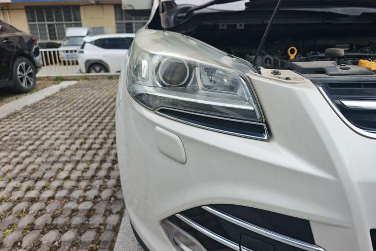 Used Ford Kuga 2015 2.0L GTDi Four-Wheel-Drive Sport Model Right Front Headlight