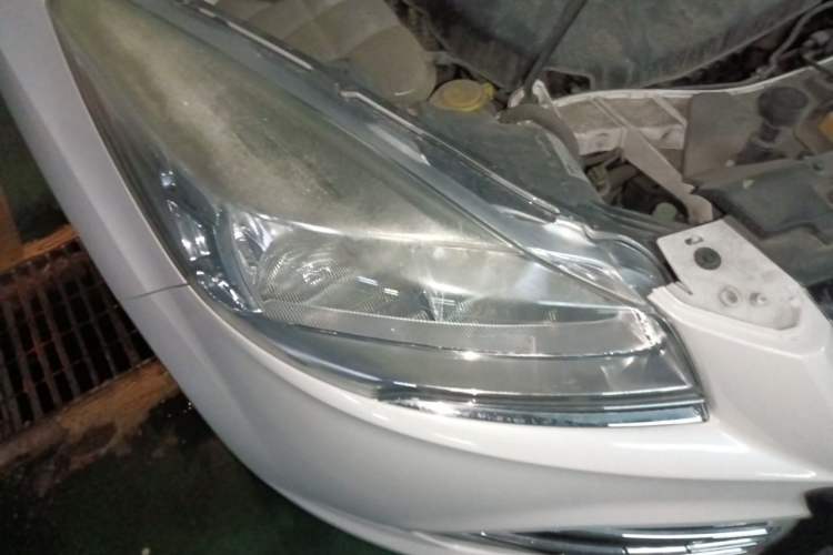 Used Ford Kuga 2015 2.0L GTDi Four-Wheel Drive Elite Model Right Front Headlight