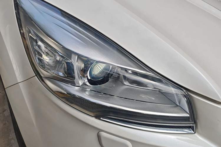 Used Ford Kuga 2015 2.0L GTDi Four-Wheel-Drive Sport Model Right Front Headlight