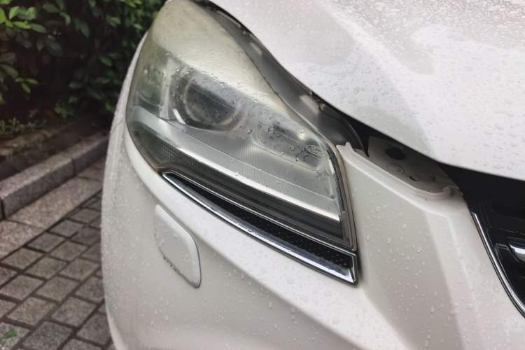 Used Ford Kuga 2015 2.0L GTDi Four-Wheel-Drive Sport Model Right Front Headlight