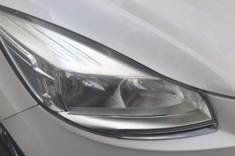 Used Ford Kuga 2015 2.0L GTDi Four-Wheel Drive Elite Model Right Front Headlight