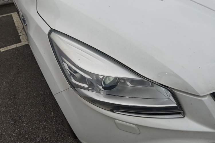 Used Ford Kuga 2015 2.0L GTDi Four-Wheel-Drive Sport Model Right Front Headlight