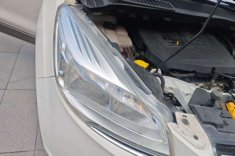 Used Ford Kuga 2015 1.5L GTDi Four-Wheel-Drive Elite Model Right Front Headlight