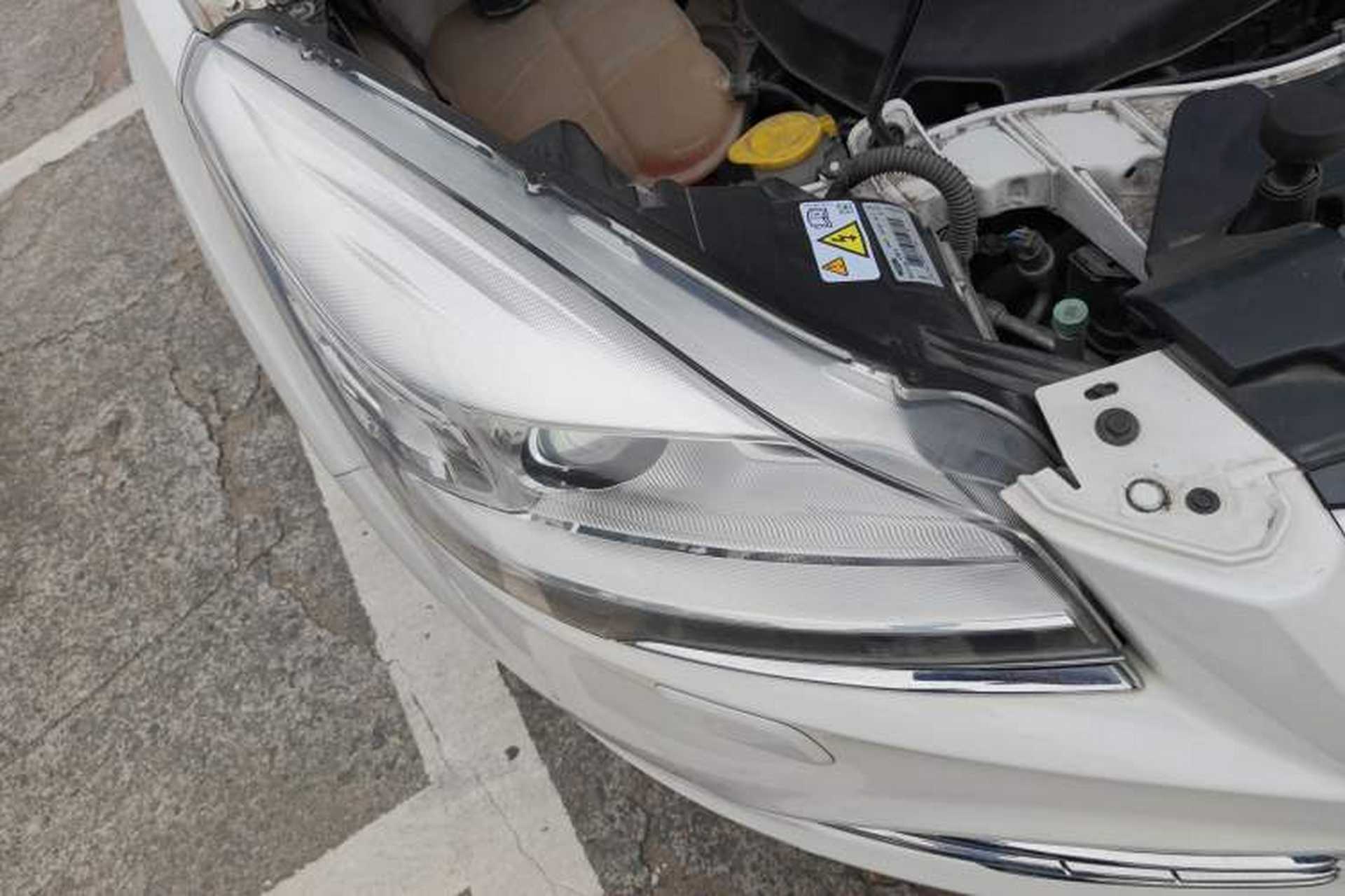 Used Ford Kuga 2015 2.0L GTDi Four-Wheel-Drive Sport Model Right Front Headlight