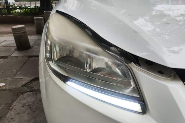 Used Ford Kuga 2015 1.5L GTDi Two-Wheel-Drive Comfort Model Right Front Headlight