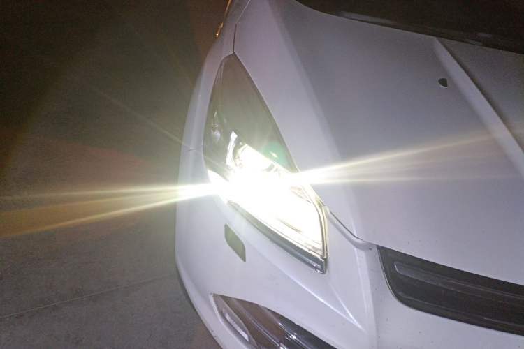 Used Ford Kuga 2015 2.0L GTDi Four-Wheel-Drive Sport Model Right Front Headlight