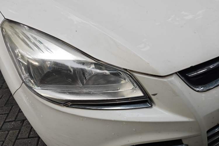 Used Ford Kuga 2015 2.0L GTDi Four-Wheel Drive Elite Model Right Front Headlight