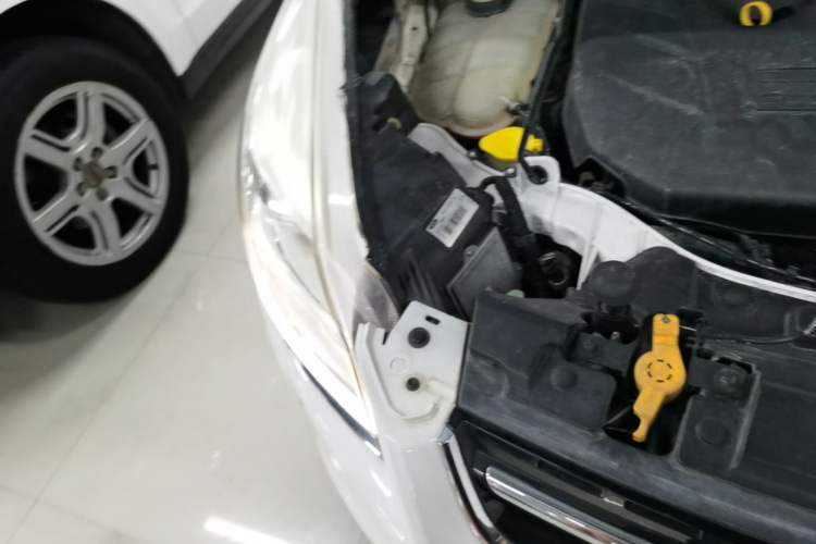 Used Ford Kuga 2015 2.0L GTDi Four-Wheel-Drive Sport Model Right Front Headlight