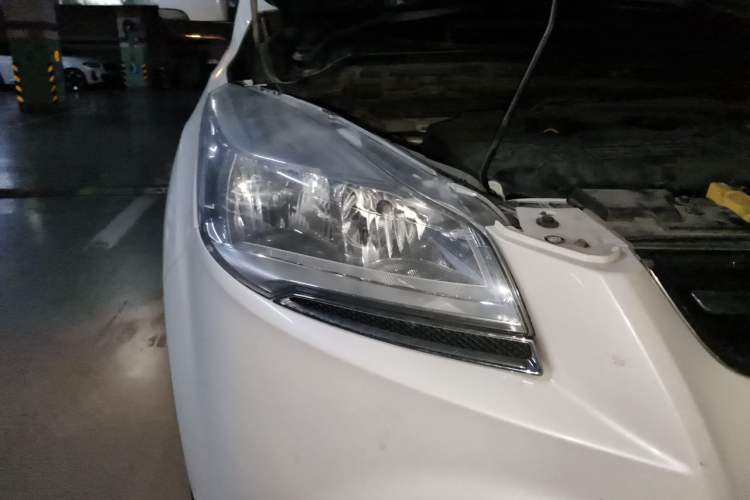 Used Ford Kuga 2015 2.0L GTDi Four-Wheel Drive Elite Model Right Front Headlight