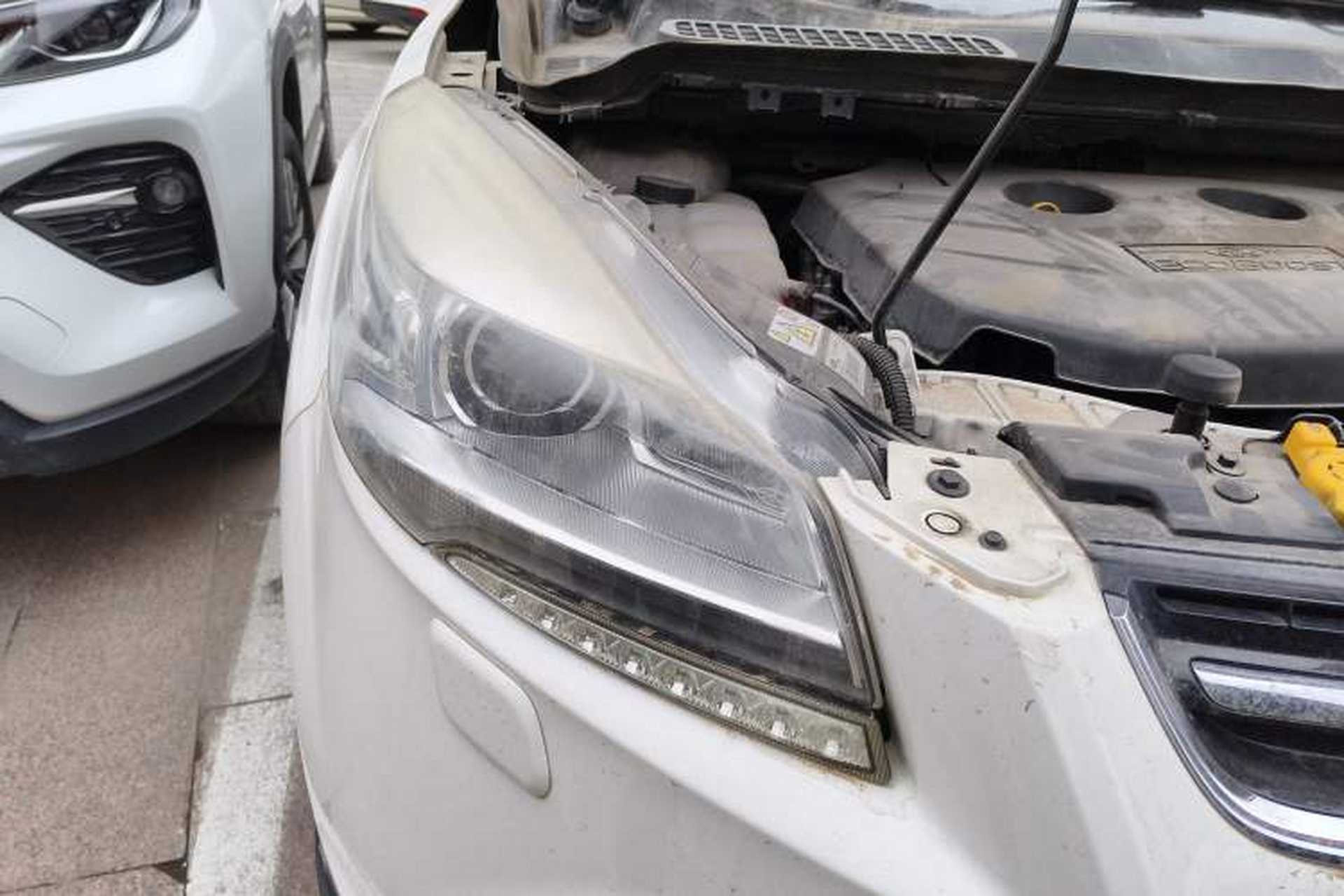 Used Ford Kuga 2015 2.0L GTDi Four-Wheel Drive Prestige Model Right Front Headlight