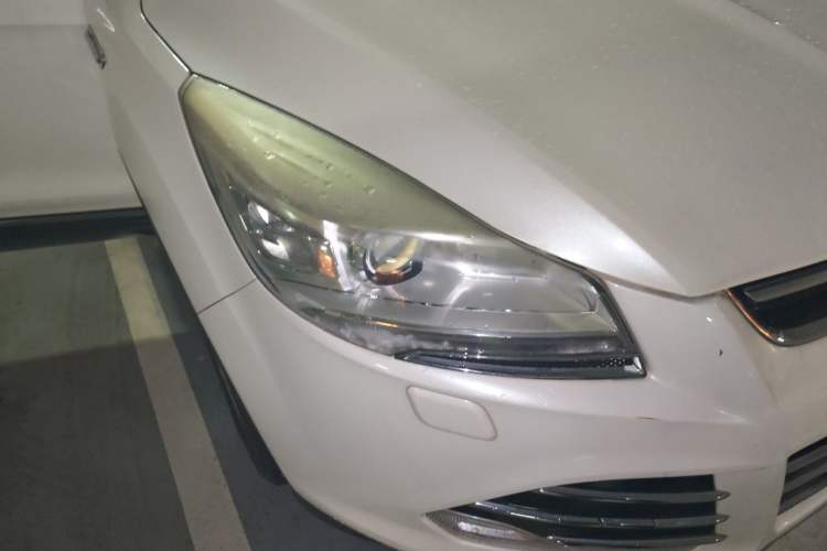 Used Ford Kuga 2015 2.0L GTDi Four-Wheel-Drive Sport Model Right Front Headlight