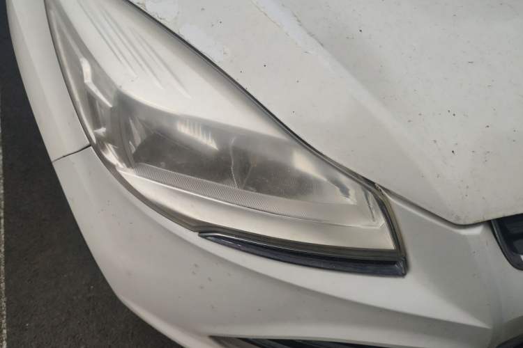 Used Ford Kuga 2015 2.0L GTDi Four-Wheel Drive Elite Model Right Front Headlight