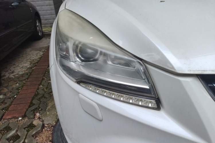 Used Ford Kuga 2015 2.0L GTDi Four-Wheel-Drive Sport Model Right Front Headlight