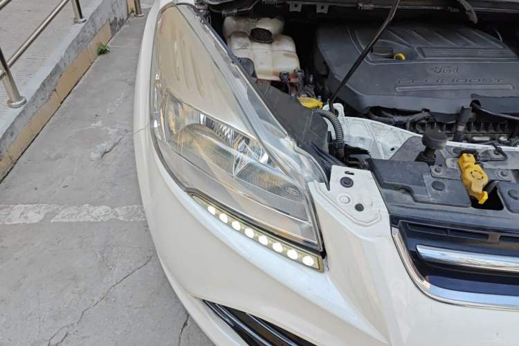 Used Ford Kuga 2015 1.5L GTDi Two-Wheel-Drive Comfort Model Right Front Headlight