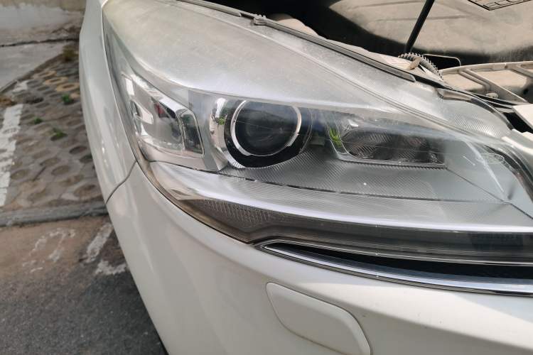 Used Ford Kuga 2015 2.0L GTDi Four-Wheel Drive Prestige Model Right Front Headlight