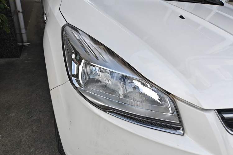 Used Ford Kuga 2015 2.0L GTDi Four-Wheel Drive Elite Model Right Front Headlight
