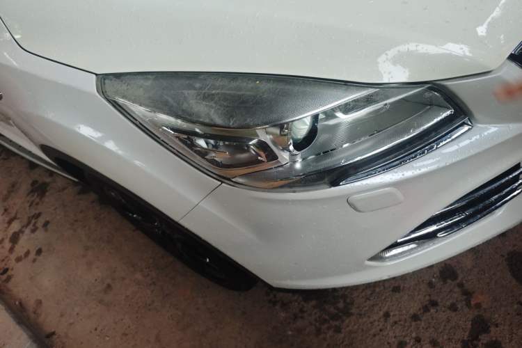 Used Ford Kuga 2015 2.0L GTDi Four-Wheel-Drive Sport Model Right Front Headlight
