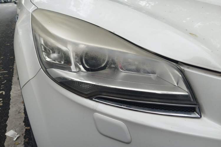 Used Ford Kuga 2015 2.0L GTDi Four-Wheel-Drive Sport Model Right Front Headlight