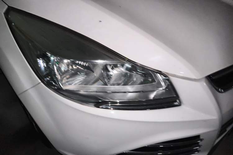 Used Ford Kuga 2015 2.0L GTDi Four-Wheel Drive Elite Model Right Front Headlight