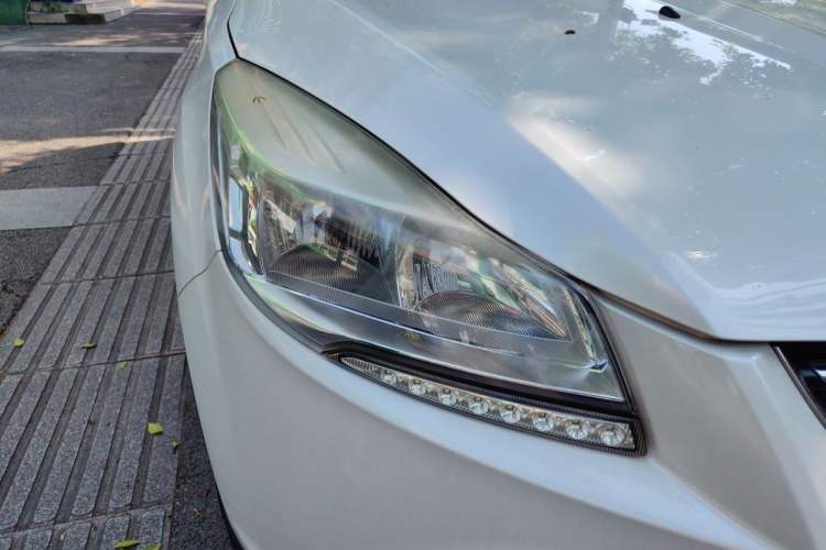 Used Ford Kuga 2015 1.5L GTDi Two-Wheel-Drive Comfort Model Right Front Headlight