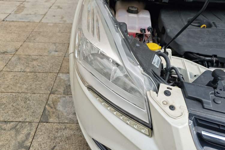Used Ford Kuga 2015 1.5L GTDi Two-Wheel-Drive Comfort Model Right Front Headlight