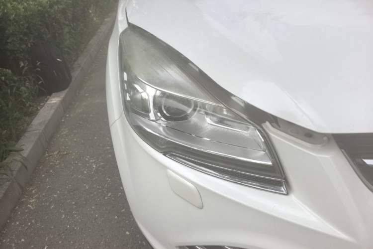 Used Ford Kuga 2015 2.0L GTDi Four-Wheel-Drive Sport Model Right Front Headlight